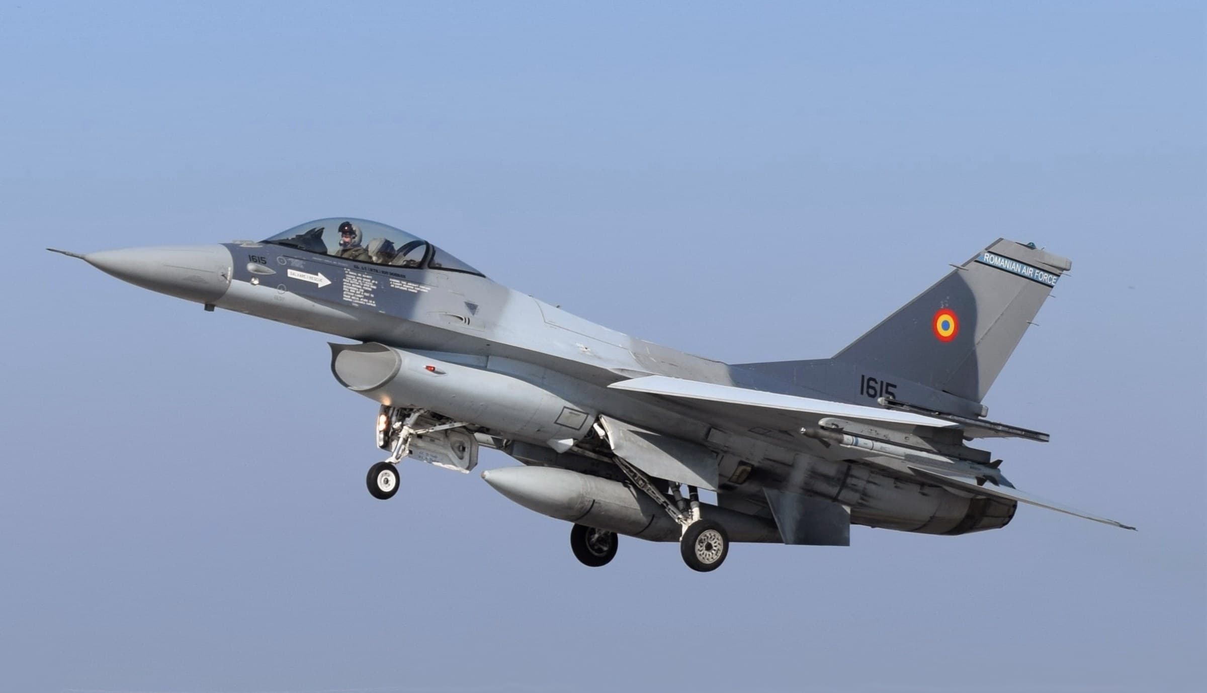 Archivbild (20. Oktober 2021): Eine F-16 der rumänischen Luftwaffe landet auf der Luftwaffenbasis Borcea, während der Übung Castle Forge. Das Bild zeigt nicht den Einsatz vom 17. Oktober 2026 und muss in der Bildlegende als «Archivbild» gekennzeichnet sein.