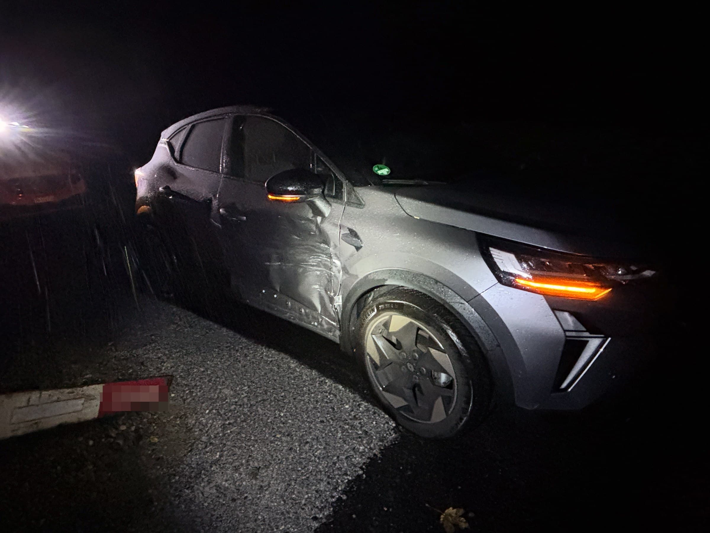 Unfallstelle in Engwilen nach der Kollision zweier Autos im Kreisel