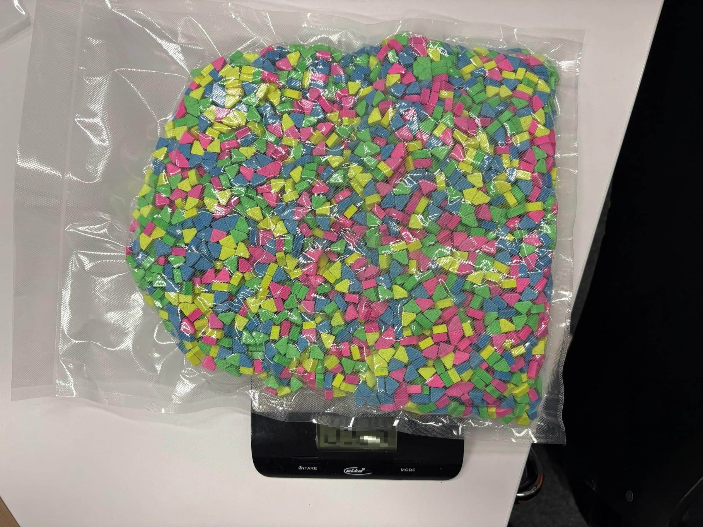 Ein Beutel voller bunter Ecstasy-Tabletten aus der Sicherstellung in Dällikon. Bildlegende der Polizei: «Neben Ecstasy weitere 60 Kilogramm Drogen sichergestellt»