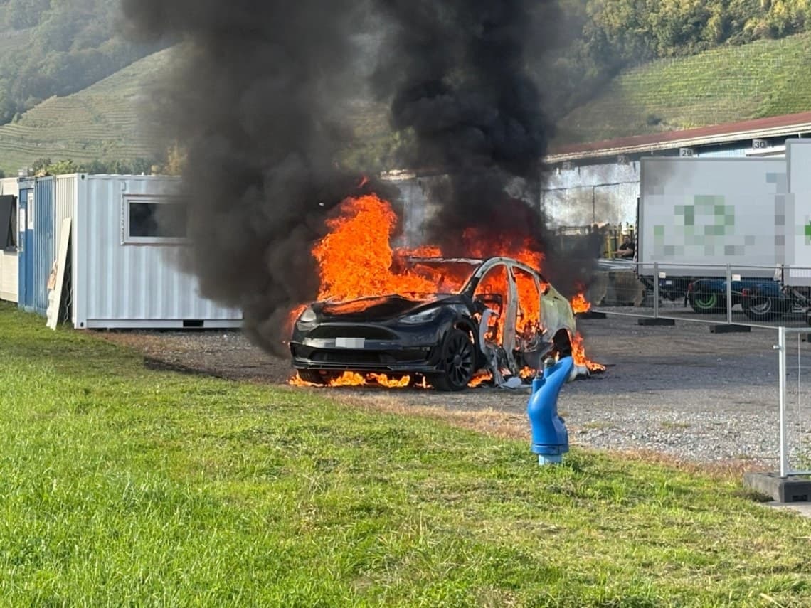Polizeifoto zum Autobrand in Berneck vom 16.10.2026 aus der Medienmitteilung der Kantonspolizei St.Gallen