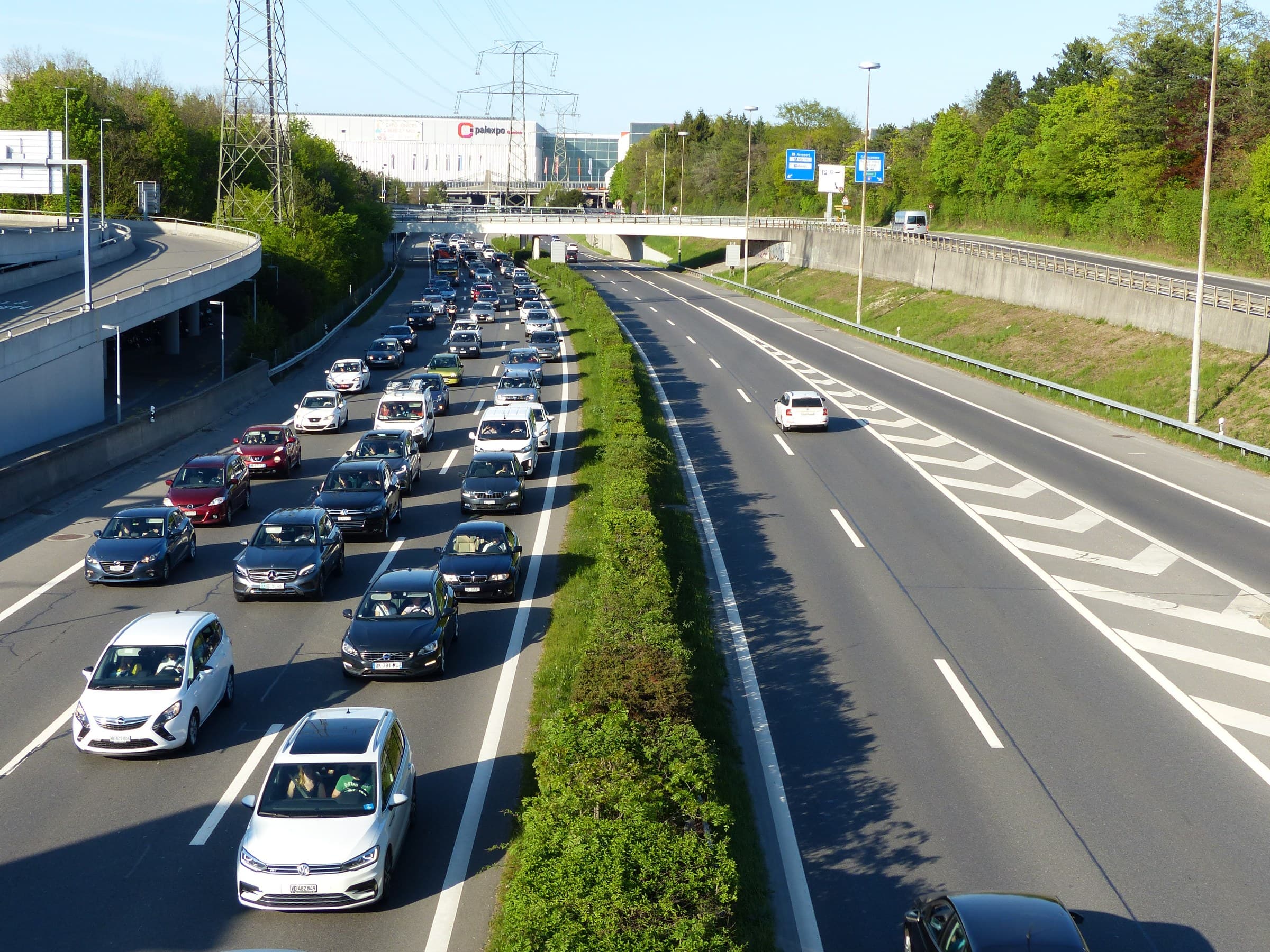 Kolonne auf der Autobahn A1 beim Flughafen Genf (Aufnahme vom 20. April 2018)